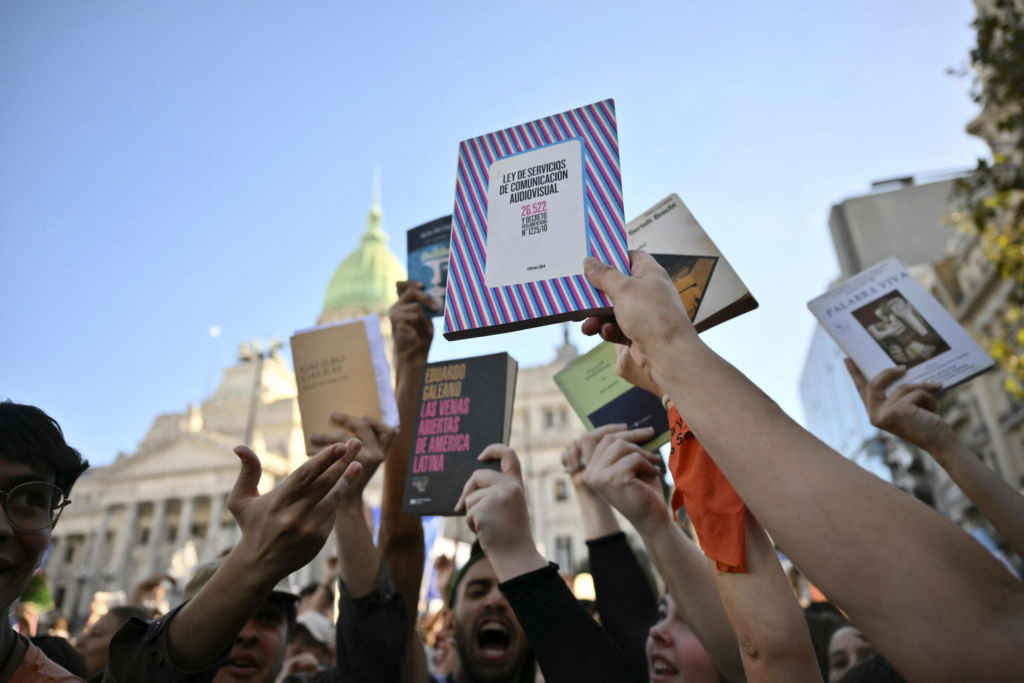 argentinos manifestándose libro en mano